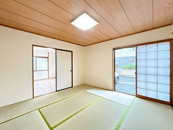 【リフォーム完成済み/即入居可能】和室の写真です。弊社で畳の表替えや壁のクロス張替を行いました。1階に和室があると何かと便利ですね。