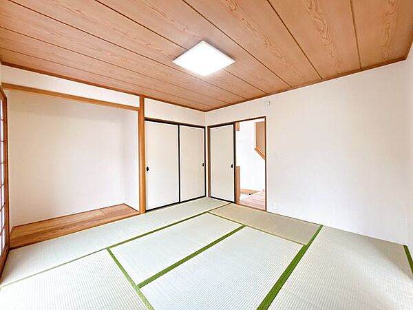 【リフォーム完成済み/即入居可能】和室の別角度の写真です。リビングと隣接しているので、大きなLDKとしてもお使いいただけそうですね。