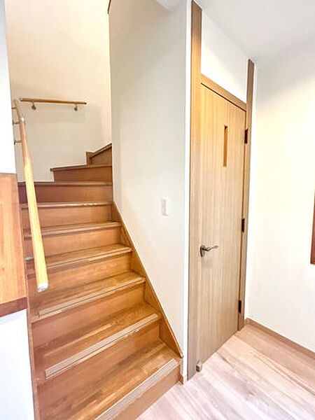 【リフォーム完成済み/即入居可能】階段の写真です。弊社でクリーニングと手すりの交換を行います。安全に生活ができるように配慮し、リフォームを行っております。