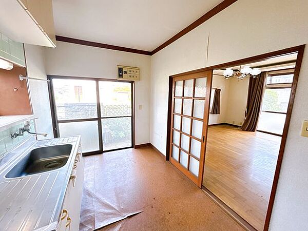【リフォーム中8/9撮影】キッチンの写真です。キッチンは新品のシステムキッチンに交換します。