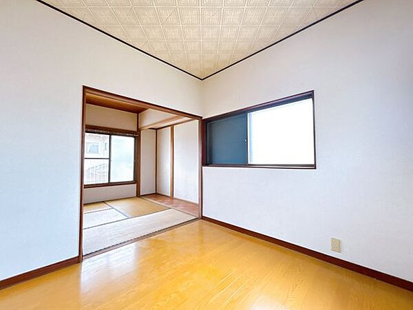 【リフォーム中8/9撮影】2階4.5帖洋室です。クロスの張替、照明の交換を行います。