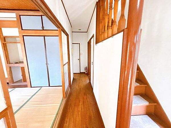 【リフォーム中8/9撮影】1階廊下の写真です。クロスの張替、フローリングの重ね張りを行います。