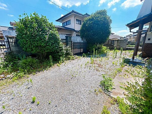 【リフォーム中8/9撮影】敷地内の写真です。樹木の伐採、整地を行います。