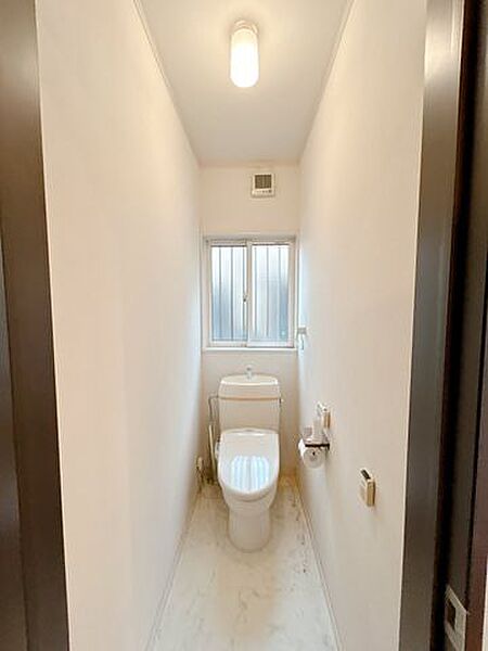 【リフォーム中7/16撮影】トイレの写真です。敷地内除草及び残置物の撤去を行います。