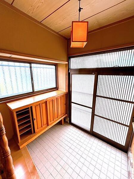 【リフォーム中8/24撮影】玄関内部の写真です。シューズボックス交換、壁塗装、天井クロス張りなどを行います。二の字型のシューズボックスを新設いたしますので、靴の収納もたっぷりできます。