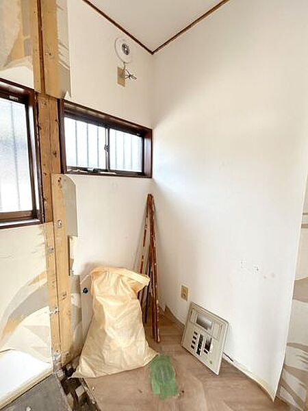 【リフォーム中9/12撮影】トイレの写真です。トイレは間取り変更で場所を移し、新品交換致します。