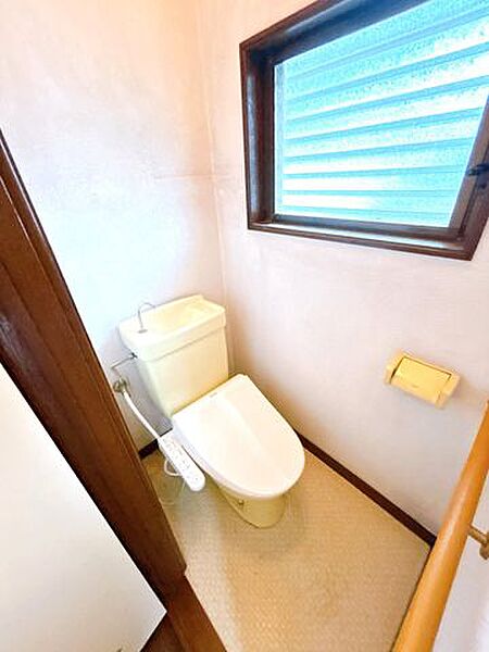 【9/12現在リフォーム中】2階トイレの写真です。トイレの交換、クロスの張替、クッションフロアーの張替を行います。