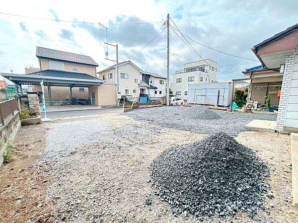 【9/12現在リフォーム中】駐車スペースの写真です。門柱・塀を一部撤去して間口を広げます。作業場解体を行い3台駐車可能にリフォームします。