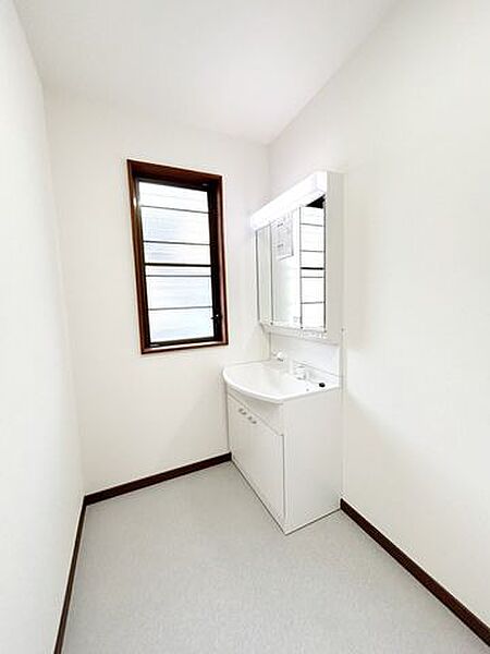 【リフォーム済】洗面所の写真です。洗面化粧台は新品のものに交換しました。床クッションフロア張替え、クロス張り替え、照明交換を行いました。