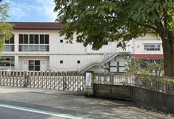 とりせん葉鹿町店 足利市立坂西中学校まで約2434ｍ。自転車で約10分ほどなので、お友達と楽しく登校ができそうですね。 2530m