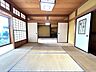 室内：【リフォーム済】1階和室の写真です。障子張り替えと襖は一部張替えを行いました。和室の続き間となっておりますので襖を開ければ宴会などもできますね。