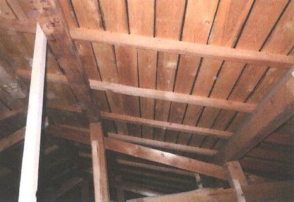 【小屋裏写真】リフォームを行う際には屋根裏まで点検を行っております。雨漏りや配管でのトラブルがあった場合には二年間の瑕疵担保が適用されますので、購入後も安心してお住まいいただけます。