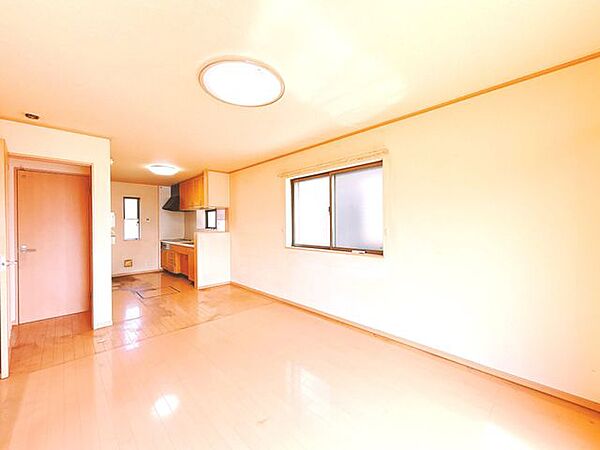 【現在リフォーム中8/21撮影】リビングの写真です。床のクリーニング、壁・天井クロス張替、照明交換を行う予定です。