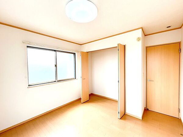 【現在リフォーム中8/21撮影】2階5帖洋室の写真です。全居室収納付きのお家ですのでお荷物の多い方でもおうちがすっきりと片付きそうですね。