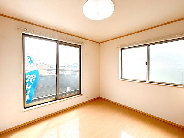 【現在リフォーム中8/21撮影】2階5帖洋室の写真です。リフォーム時、すべてのお部屋にテレビジャックとエアコン専用回路を設置しております。