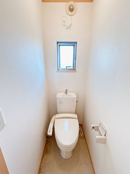 【現在リフォーム中8/21撮影】2階トイレの写真です。便器交換、壁・天井のクロス張替、換気扇交換を行います。2階にもトイレがあるのでご家族も安心ですね。