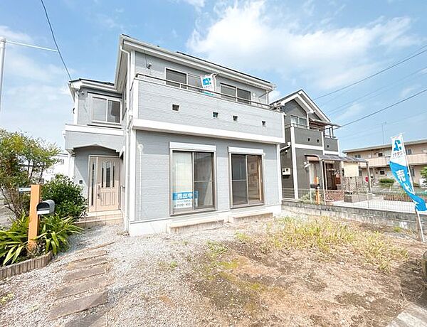 【現在リフォーム中8/21撮影】外観の写真です。庭木の伐採、庭の防草シート敷きを行います。家庭菜園などにちょうどいいスペースですね。