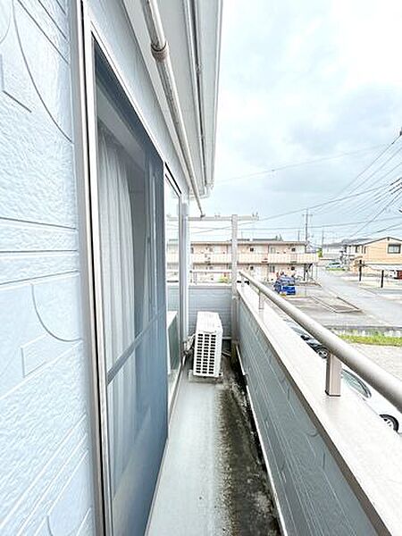 【現在リフォーム中8/21撮影】ベランダの写真です。高圧洗浄を行う予定です。南に面しているベランダなのでお布団などもしっかし乾きそうですね。