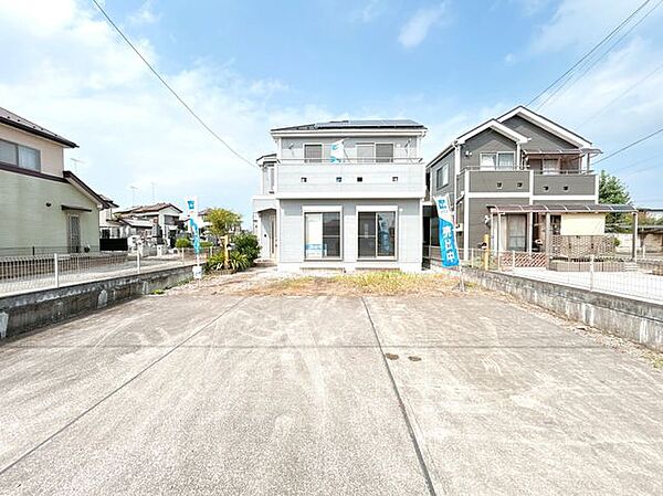 【現在リフォーム中8/21撮影】駐車場の写真です。南道路でお車3台駐車可能です。土間部分は高圧洗浄をいたします。