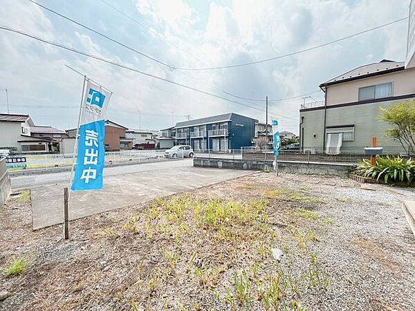 【現在リフォーム中8/21撮影】お庭のお写真です。防草シートを敷く予定です。南側に掃き出し窓があるのでお荷物なども運び出しやすいですね。