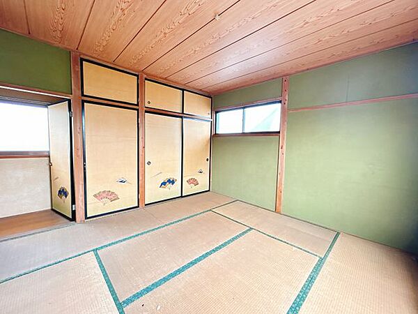 【リフォーム中9/1撮影】2階8畳和室の写真です。こちらのお部屋は洋室に変更します。畳からフローリングへの変更、クロスの張替、建具の交換を行います。