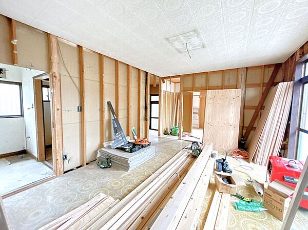 【リフォーム中9/13撮影】LDK別角度の写真です。フローリング上張り、クロス張替、建具交換、火災報知器設置・LED照明交換を行う予定です。家族団らんの場になりそうですね。