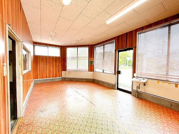 【見学会開催】【現在リフォーム中】リビングの別角度写真です。約27帖のリビングスペースですので、開放感のあるおうちになりますね。