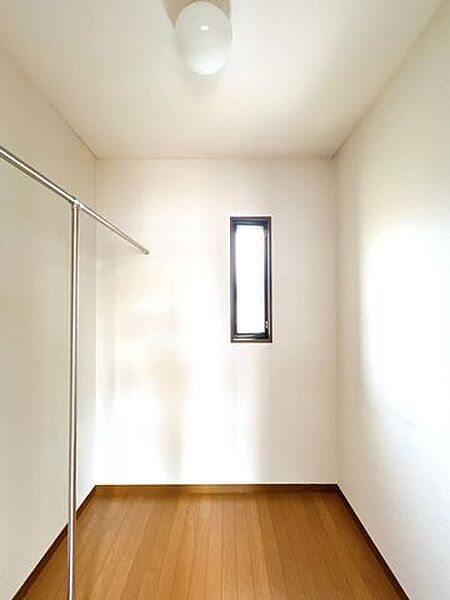【8/9まで期間限定現況販売中】2階西側洋室内のウォークインクローゼットの写真です。これからお荷物撤去を行います。