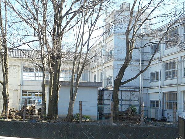 第三小学校まで約430ｍ（徒歩約6分）。お子様の登下校にも安心の距離です。