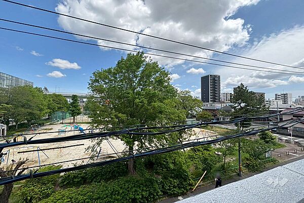 バルコニーからの眺め（南東方向）向かいは公園のため日を遮るものがなく日当たり良好です。