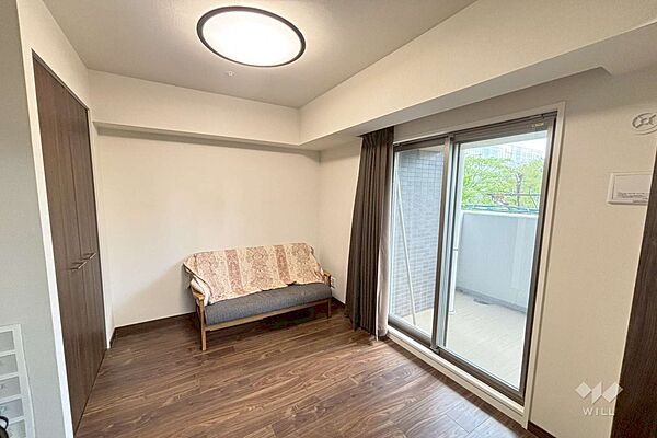 東側洋室約4.6帖。扉を開ければリビングと1部屋続きになります。
