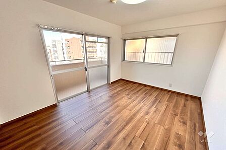 北東側洋室約6.0帖。北側にもバルコニーがついています。