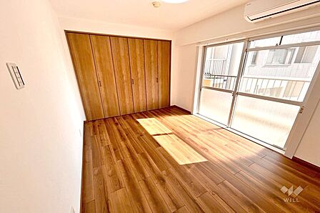 南東側洋室約6.0帖。バルコニーに出入りう可能なお部屋です。