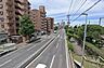 その他：敷地北側は県道200号に面しています。（敷地北東側の歩道橋の上から）