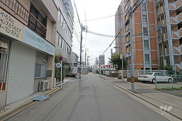 敷地東側の前面道路（北側から）