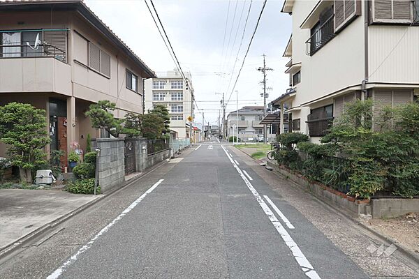 物件の西側前面道路（南側から）［2026年7月4日撮影］