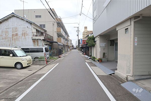 物件の南側前面道路（西側から）［2026年7月4日撮影］