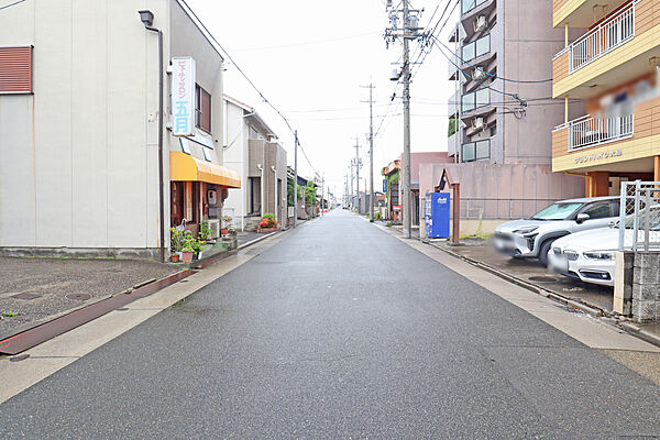 物件の北側前面道路（東側から）［2026年7月5日撮影］