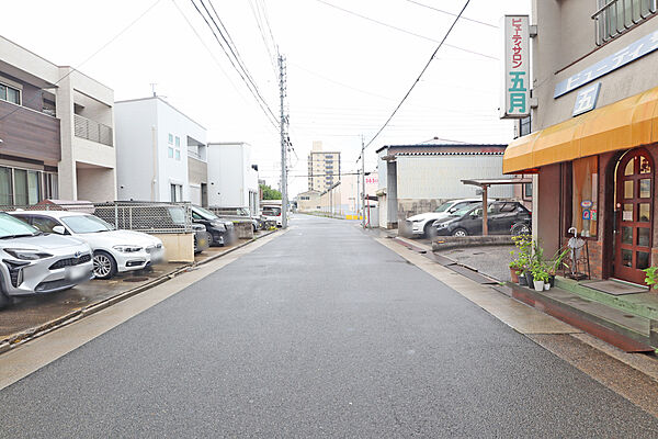 物件の北側前面道路（西側から）［2026年7月5日撮影］
