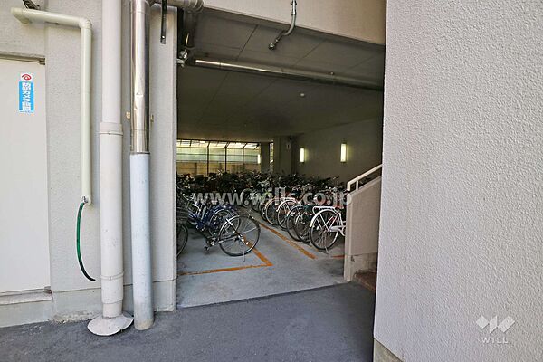 敷地北側の前面道路（東側から）