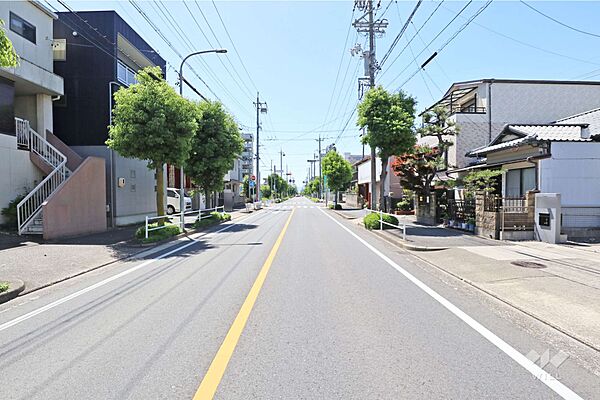 物件の南側前面道路（西側から）［2026年5月17日撮影］