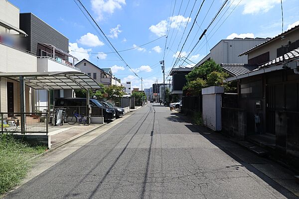 物件の南側前面道路（西側から）［2026年9月6日撮影］