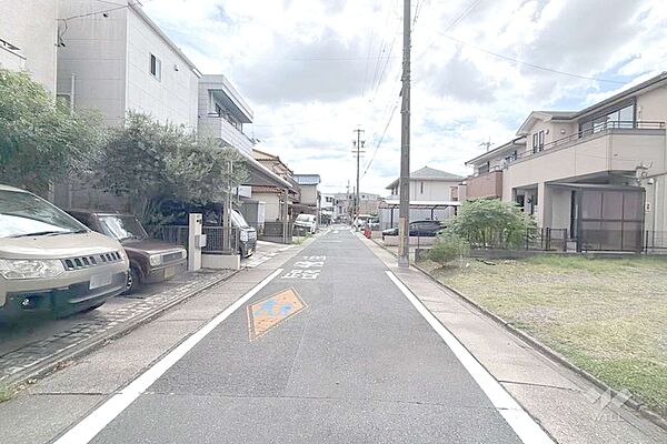 物件の南東側前面道路（南西から）［2026年8月15日撮影］