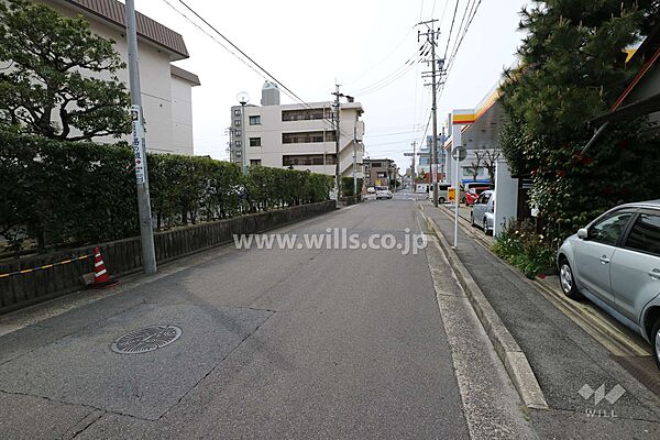 敷地北側の前面道路（東側から）