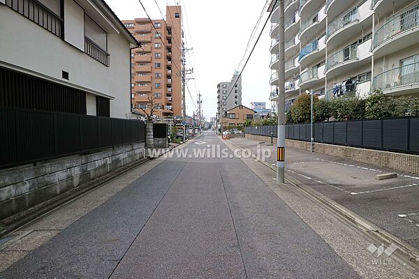敷地南側の前面道路（東側から）