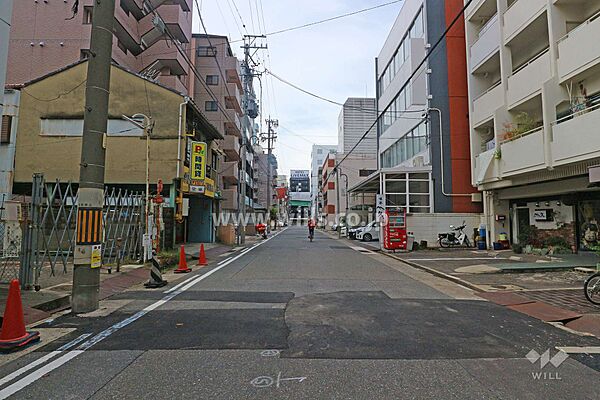 敷地南側の前面道路（東側から）