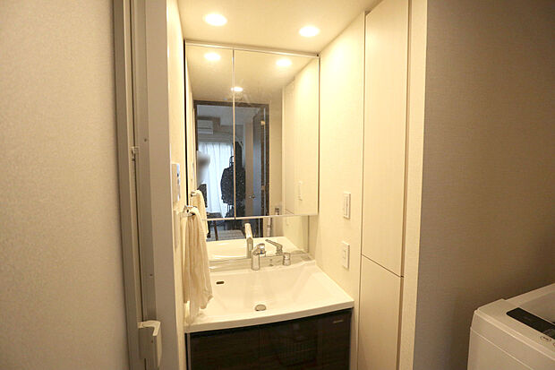 洗面室。大きな鏡で身支度もばっちりできます。タオルや下着類を収納できるリネン室完備。