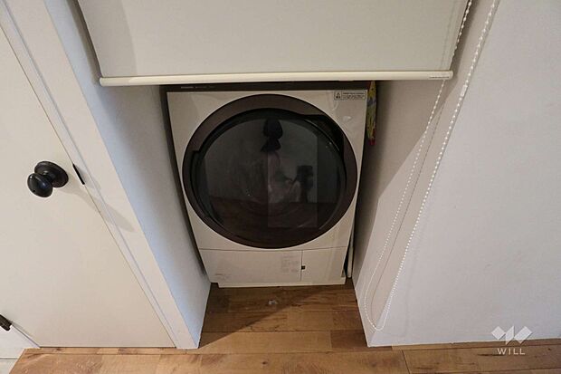 洗濯機置場。ロールカーテンで隠すことが出来ます。上部は余裕をもって作られているので、リネン庫として使えます。