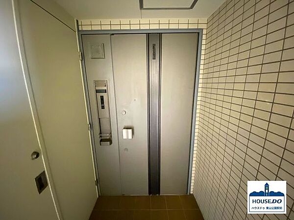 共用通路通路から見た玄関スペース