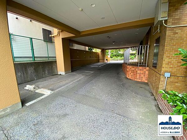 屋内式平面駐車場の様子
